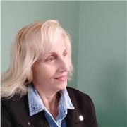 Profesora de inglés que imparte clases a niños y jóvenes de todas las edades